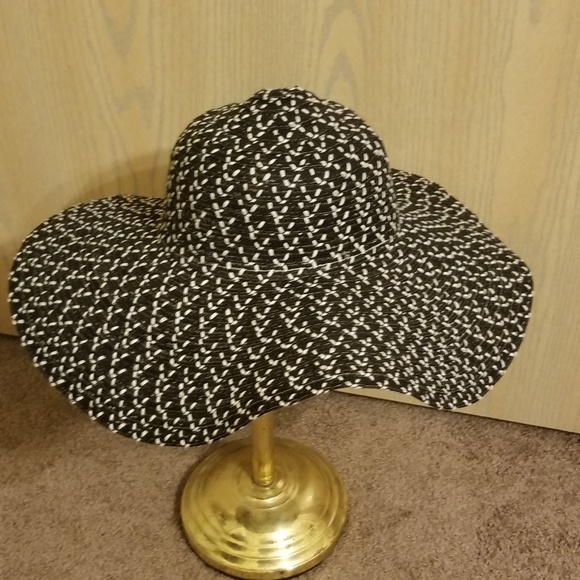 unknown Accessories - Black and white sun hat